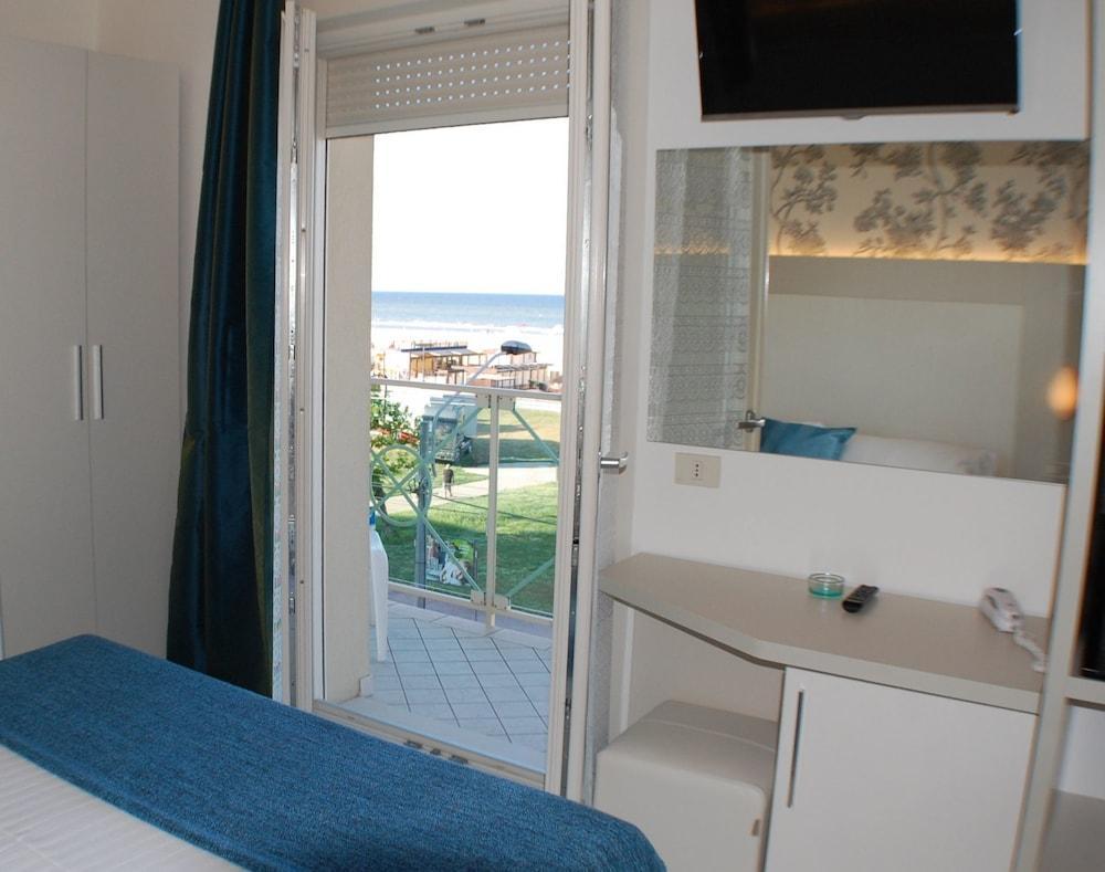 Hotel Rivazzurra Rimini Exterior photo